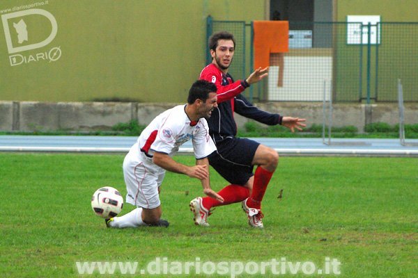 Mauro Meloni e Stefano Dinaro in un contrasto di gioco
